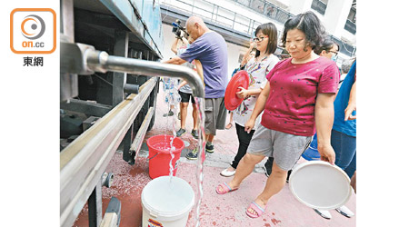 葵翠邨的水辦一度驗出含鉛量超標，居民要到水車取水使用。