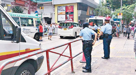 警員在香港仔中心停車場外調查。（互聯網圖片）