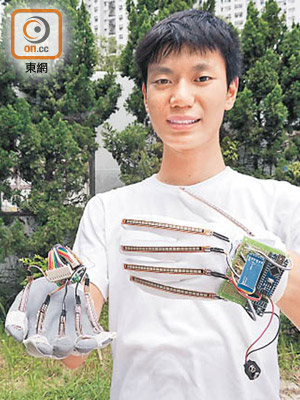 陳嘉龍熱衷科研，高中時與兩名同學研發了「手語翻譯手套」，並獲得多個比賽獎項。