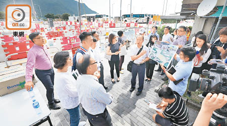 六名立法會議員昨午視察大嶼山地區及道路改善工程。（何量鈞攝）