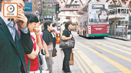 等過馬路掩口可減少吸入過多路邊污氣。