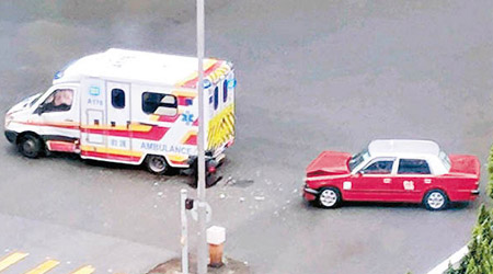 救護車與的士相撞釀成四人受傷。（互聯網圖片）