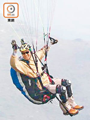 鍾旭華上月玩滑翔傘遇意外不幸身亡。