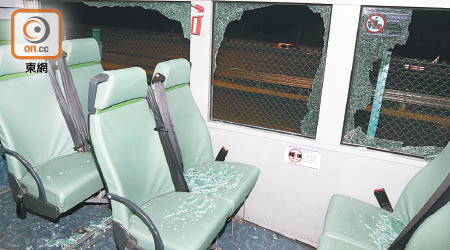 穿梭巴士玻璃窗碎裂。（沈厚錚攝）