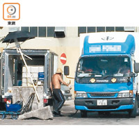 流動賣油<br>農夫車內藏兩個一千公升大油箱，為貨車提供非法加油服務。