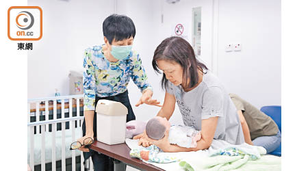 陪月員基礎證書課程會教導學員照顧嬰兒的技巧，如沐浴及穿衣。（吳艶玲攝）