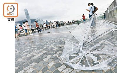 無名熱帶風暴氹氹轉，帶來狂風驟雨及幾陣雷暴。（黃仲民攝）