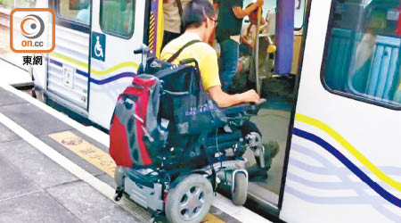 有輪椅使用者投訴疑因泳池站有沉降，致月台與車廂出現高低不平，難以登車。（受訪者提供）