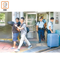 涉嫌藏毒男子被捕帶署，警員檢走疑藏毒行李篋。