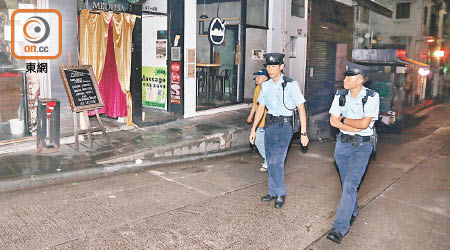 警員在士丹頓街遇襲受傷。（梁國雄攝）