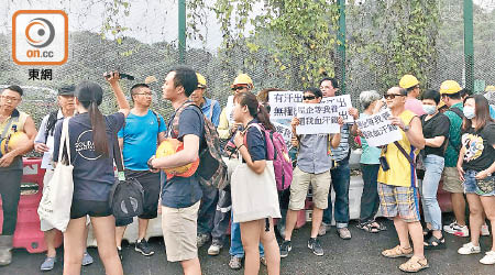 數十名泥水工人昨晨在蓮塘口岸地盤外抗議。（受訪者提供）