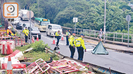 警方用帳篷遮蓋女童遺體，並在現場調查。（余宏基攝）