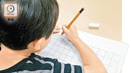 書寫學習障礙特徵明顯，學童於幼稚園開始對文字筆畫感到混淆。