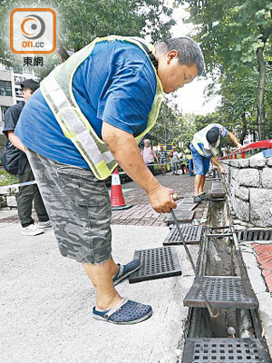 食環署職員清理東頭二邨水渠積水。