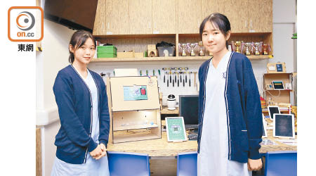 黎心悅（左）與高樂賢研發可自動分辨膠樽的智能回收箱奪得創科比賽冠軍。（吳艶玲攝）