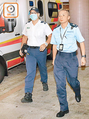 遇襲的士司機及警長（右）送院治理。（李國健攝）