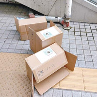 陳凱欣派完健康小冊子後，紙箱隨便棄置街上。（互聯網圖片）
