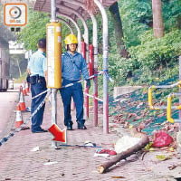 警方及消防員在現場調查，地上遺下血漬（箭嘴示）。