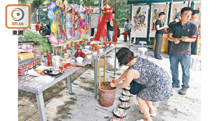 村民到場上香拜祭。（張世洋攝）