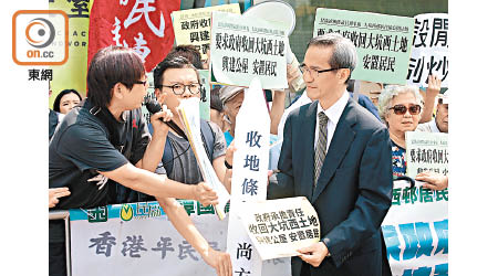 黃遠輝（右）接收示威人士請願信。（胡家豪攝）