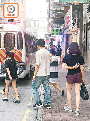 警突擊搜查上海街單位，拘捕多名男女。