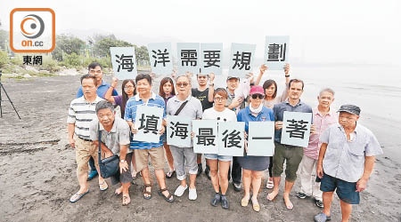 有環保團體與龍鼓灘村村民等持份者到龍鼓灘視察。（吳艶玲攝）