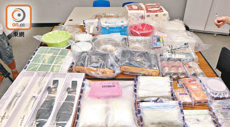 警方在錦田製毒工場檢獲大批證物。（李健瑜攝）