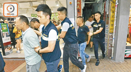 入境處昨以涉違反逗留條件及管有偽造香港身份證拘5名內地男。（陳德賢攝）