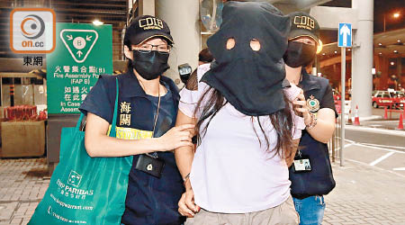 海關將被捕印尼籍女子帶走。（文健雄攝）