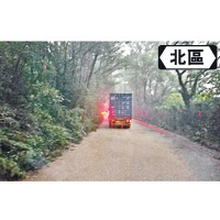 粉錦公路被水淹浸。（互聯網圖片）