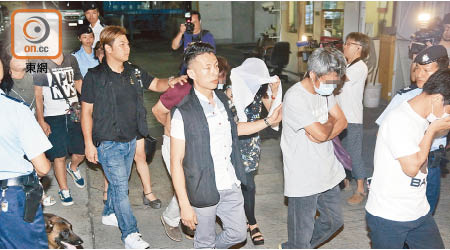 警方曾於屯門多棟工廈破獲無牌酒吧，拘捕近百人。