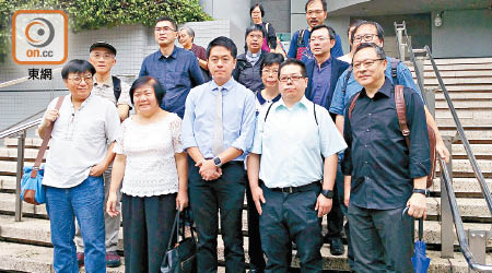 被告林子健（前右二）昨由多名黨友等人陪同到法院應訊。