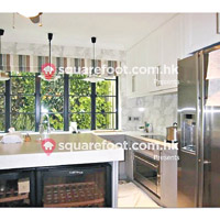 單位的廚房裝修亦見奢華。（squarefoot.com.hk圖片）