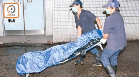 死者遺體由仵工舁送殮房。（沈厚錚攝）