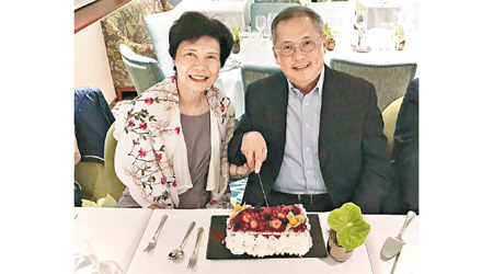 張宇人（右）同太太慶祝結婚周年。（互聯網圖片）