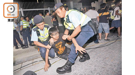 雙學三子今年初「被放生」，圖為黃之鋒當年衝擊政總東翼前地被警員抬走。
