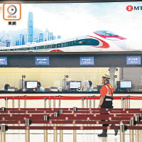 高鐵香港段九月廿三日通車，首班車早上七時開往深圳北。（高嘉業攝）