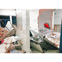 發生爆炸的更衣室，牆壁倒塌，水喉射水（箭嘴示）。（互聯網圖片）