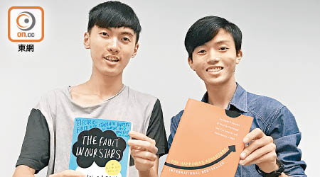 朱耀坤（左）升中後學好英語成為學校的英文大使。右為梁澤添。（黎忞攝）
