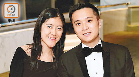 教育機構創辦人馬露明（左）同丈夫劉仲恒（右）拍拖出席晚宴，以支持為流浪狗籌款嘅善行。
