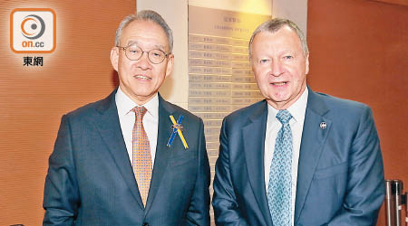 香港賽馬會新任主席周永健（左）同行政總裁應家柏（右）喜迎馬季開鑼，愈忙愈開心。（徐家浩攝）