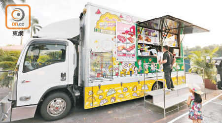香港迪士尼樂園外的美食車營運點最受營運者歡迎。（羅錦鴻攝）