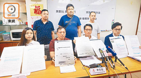 鄧家彪（前排右二）表示已就事件向教育局及旅議會投訴。（袁志豪攝）