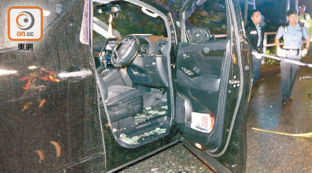 遇事七人車司機位留下血漬及玻璃碎片。（余宏基攝）