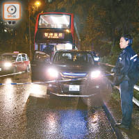 遇襲七人車倒後逃走時，撞及尾隨巴士。