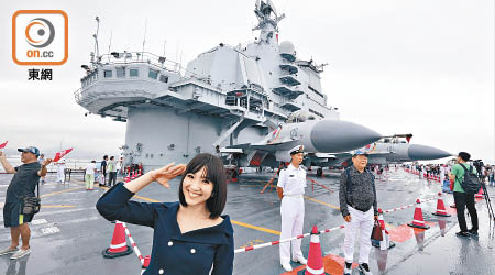 王敏去年因持有香港身份證，獲准登艦參觀訪港的「遼寧號」，並在艦上行軍禮。