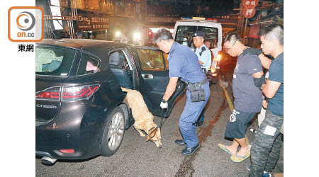 涉嫌販毒司機 (右二）被捕，警犬到場協助調查。