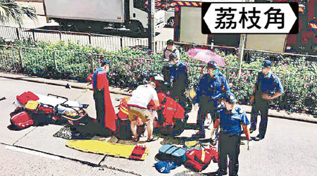 救援人員在場拯救，街坊為傷者打傘。（互聯網圖片）