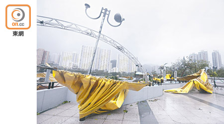 沙田<br>沙田城門河畔表演場地設施被風吹倒。（袁志豪攝）