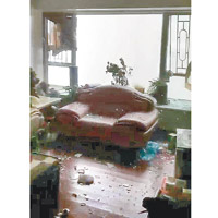 日出康城有單位大窗被風逼爆後一地玻璃碎。（互聯網圖片）